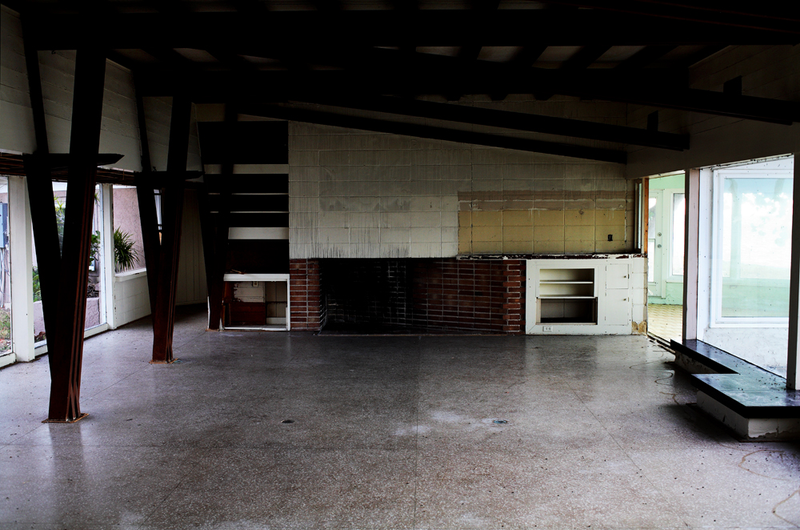 Illustration for article titled The Faded Glory of Dilapidated Modernist Homes